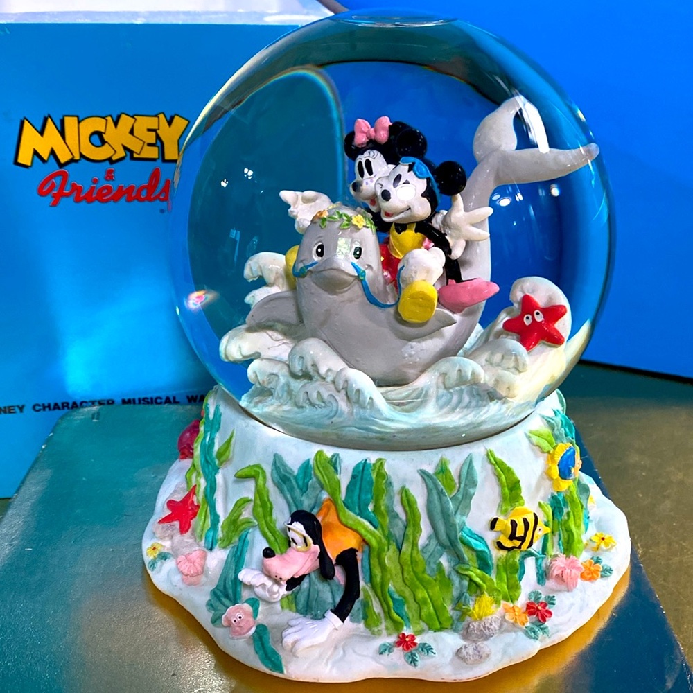 Walt Disney Exclusive 90s Disney Character Musical Waterglobe “Under The Sea” 8”